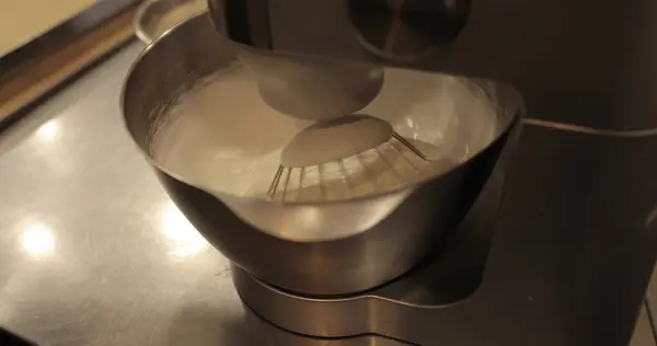 用电动搅拌器搅拌奶油 专业搅拌机的工作特写 用搅拌器搅拌奶油 奶油达到了硬顶 关闭视频拍摄 — 图库照片