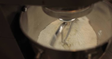 Profesyonel bir elektrikli mikserde hamur hazırlığı. Profesyonel hamur karıştırıcı. Modern aletler mutfakta.