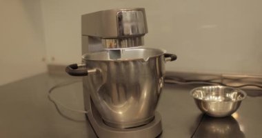 Profesyonel bir elektrikli mikserde hamur hazırlığı. Profesyonel hamur karıştırıcı. Modern aletler mutfakta.
