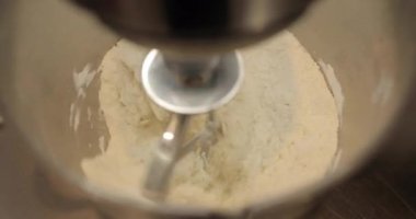 Profesyonel bir elektrikli mikserde hamur hazırlığı. Profesyonel hamur karıştırıcı. Modern aletler mutfakta.