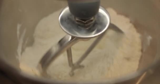 Przygotowanie Ciasta Profesjonalnym Mieszalniku Elektrycznym Profesjonalny Mieszalnik Ciasta Nowoczesne Urządzenia — Wideo stockowe