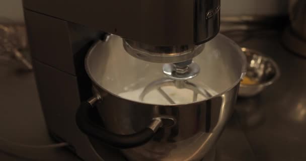 Przygotowanie Ciasta Profesjonalnym Mieszalniku Elektrycznym Profesjonalny Mieszalnik Ciasta Nowoczesne Urządzenia — Wideo stockowe