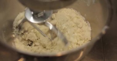 Hamur yoğurmak için profesyonel bir mikserin işi. Elektrikli mikserde hamur hazırlığı. Modern aletler mutfakta.