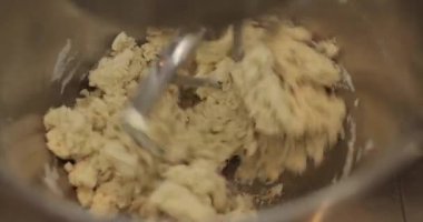 Hamur yoğurmak için profesyonel bir mikserin işi. Elektrikli mikserde hamur hazırlığı. Modern aletler mutfakta.