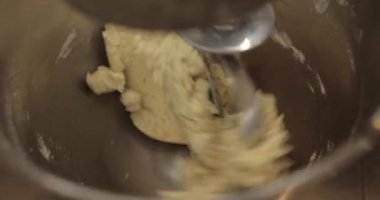 Hamur yoğurmak için profesyonel bir mikserin işi. Elektrikli mikserde hamur hazırlığı. Modern aletler mutfakta.