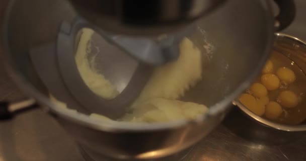 揉搓面团的专业搅拌机的工作 在电动搅拌机中准备面团 厨房里的现代器具 — 图库视频影像
