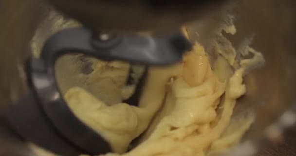Arbeit Eines Professionellen Mischers Zum Kneten Von Teig Teigzubereitung Elektromixer — Stockvideo