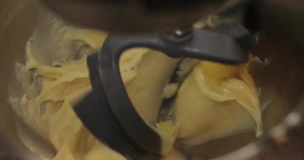 Praca Profesjonalnego Mieszalnika Ugniatania Ciasta Przygotowanie Ciasta Mieszalniku Elektrycznym Nowoczesne — Wideo stockowe