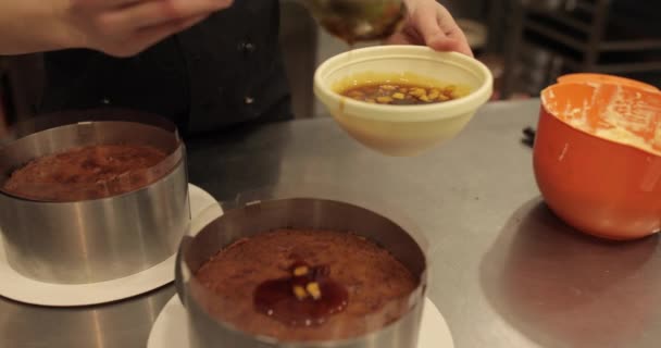 När Förbereder Chokladkaka Professionell Konditor Processen Att Lägga Karamelliserat Äpple — Stockvideo