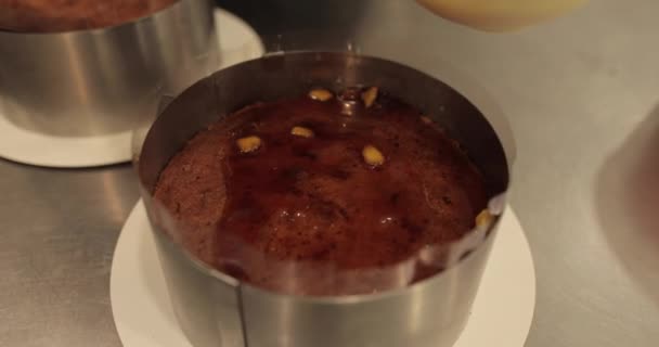 Bei Der Zubereitung Eines Schokoladenkuchens Durch Einen Professionellen Konditor Wird — Stockvideo