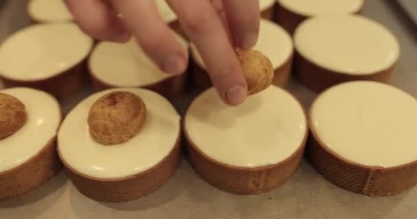 Mãos Massa Decoram Topos Mini Tortinhas Processo Cozimento Lento — Vídeo de Stock