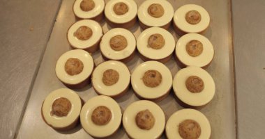 Turtalar krema ve eklerlerle süslenir ve pişirilme sürecinde metal bir yaprak üzerinde düzgün bir şekilde dururlar..