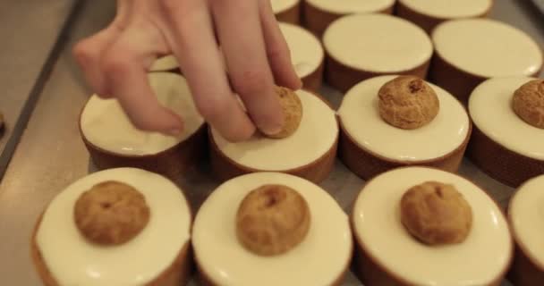 Hamur Işi Eller Mini Tartların Üstünü Süslüyor Pişirme Işlemi Yavaştır — Stok video