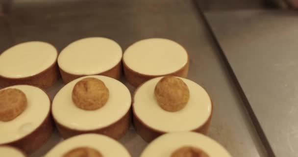 Hamur Işi Eller Mini Tartların Üstünü Süslüyor Pişirme Işlemi Yavaştır — Stok video