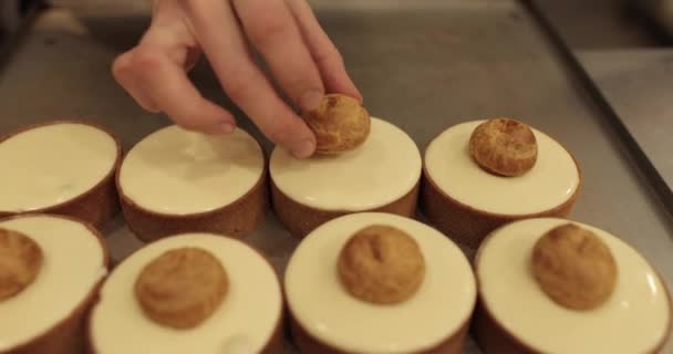 Bakverk Händer Dekorera Toppar Mini Tartlets Bakningsprocessen Går Långsamt — Stockvideo
