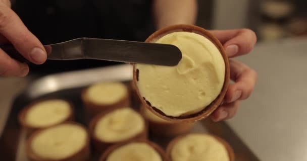 Preparação Tortas Com Mousse Uma Mini Torta Nas Mãos Chef — Vídeo de Stock