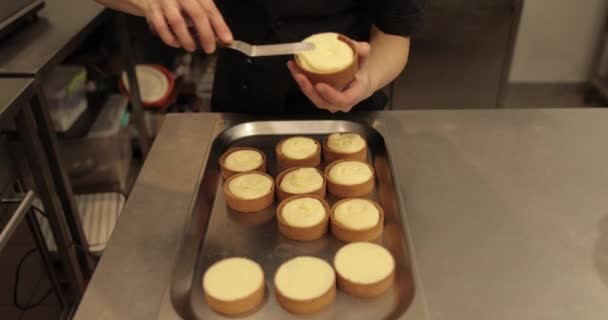 Sütemények Elkészítése Mousse Szal Egy Mini Torta Egy Cukrász Kezében — Stock videók
