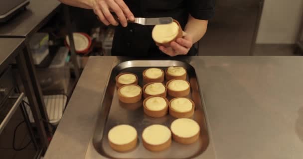 Preparazione Crostate Con Mousse Una Mini Crostata Nelle Mani Pasticcere — Video Stock