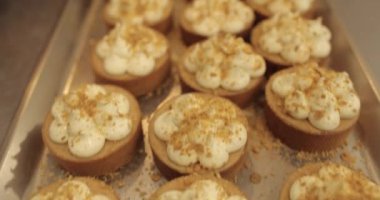 Mini tart yapma süreci. Mini tartları rendelenmiş fındıklarla süsleyip serp..