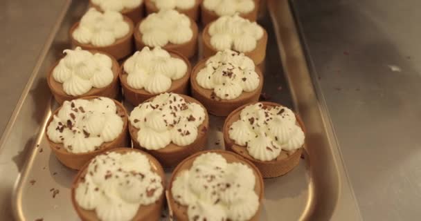 小馅饼在金属盘子里撒满了巧克力屑 专业糖果店的工作 — 图库视频影像