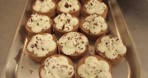 Mini Crostate Cosparse Trucioli Cioccolato Vassoio Metallo Lavori Pasticceria Professionale — Video Stock