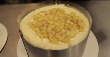 Elmalı turta pişirmek, yemek pişirirken dilimlenmiş elmaları bir tarta sermek..