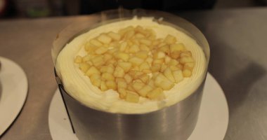 Elmalı turta pişirmek, yemek pişirirken dilimlenmiş elmaları bir tarta sermek..