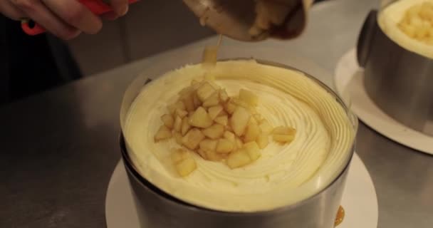 リンゴパイを調理し 調理プロセス中にタルトの上にスライスしたリンゴを置く — ストック動画