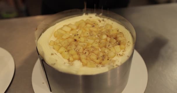 リンゴパイを調理し 調理プロセス中にタルトの上にスライスしたリンゴを置く — ストック動画