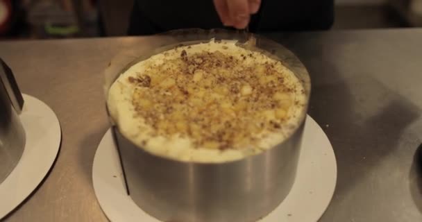 요리하는 케이크에 너트를 뿌린다 컨퍼런스 견과류와 케이크를 클로즈업 — 비디오