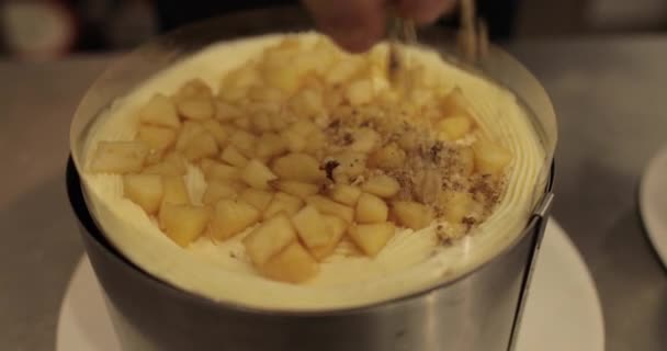 Espolvorear Nueces Molidas Sobre Pastel Durante Cocción Pastelero Profesional Prepara — Vídeos de Stock