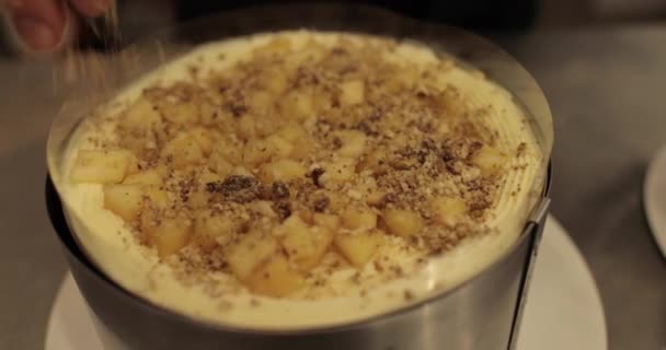 Posypání Drcených Ořechů Dort Během Vaření Profesionální Cukrář Připraví Dort — Stock video