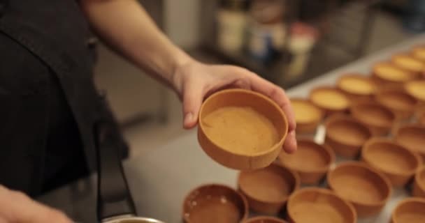 Close Mâinilor Cofetarului Perie Gătit Pregătirea Tartelor Către Cofetar Profesionist — Videoclip de stoc