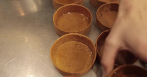 Close Das Mãos Confeiteiro Manchando Tortinhas Com Uma Escova Cozinha — Vídeo de Stock