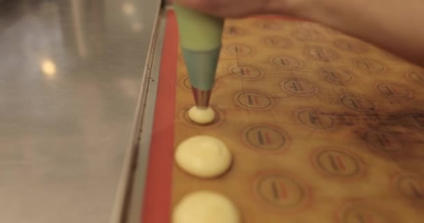 Κοντινό Πλάνο Μιας Σύριγγας Μαγειρέματος Που Συμπιέζει Την Κρέμα Στην — Αρχείο Βίντεο
