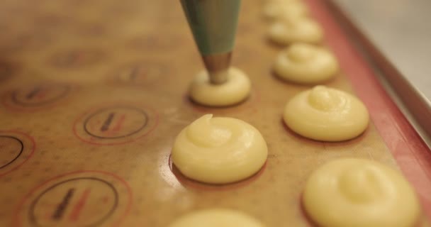 Zbliżenie Strzykawki Gotowania Która Ściska Krem Powierzchni Tacy Pieczenia Ciasta — Wideo stockowe