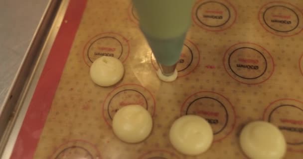Gros Plan Une Seringue Cuisson Qui Presse Crème Sur Surface — Video