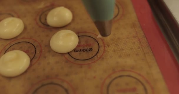 Primer Plano Una Jeringa Cocción Que Aprieta Crema Sobre Superficie — Vídeos de Stock