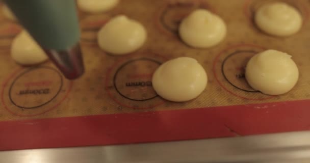 Zbliżenie Strzykawki Gotowania Która Ściska Krem Powierzchni Tacy Pieczenia Ciasta — Wideo stockowe