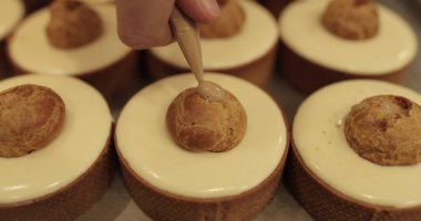 Küçük eklerleri kremayla doldurmak. Profesyonel hamur işlerinde aşçı şırıngası kullanmak..