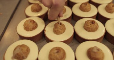 Küçük eklerleri kremayla doldurmak. Profesyonel hamur işlerinde aşçı şırıngası kullanmak..