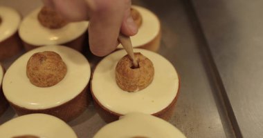 Küçük eklerleri kremayla doldurmak. Profesyonel hamur işlerinde aşçı şırıngası kullanmak..