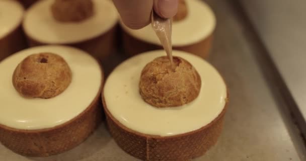 在专业的糕点烹调中 用一个烹饪用的注射器在薄片上装上奶油 给小蛋糕加满奶油 — 图库视频影像