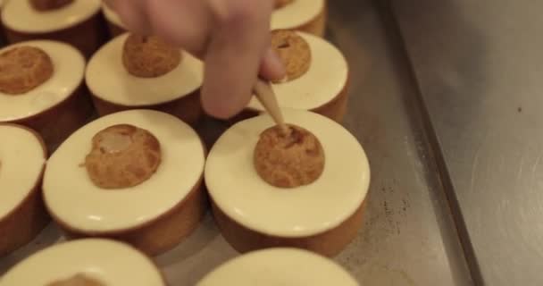 Riempimento Piccoli Eclairs Con Crema Utilizzando Una Siringa Culinaria Tortine — Video Stock