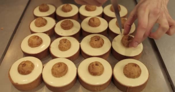 Wypełnianie Małych Eklerek Kremem Pomocą Kulinarnej Strzykawki Tartletach Profesjonalnym Pieczeniu — Wideo stockowe