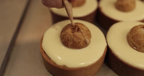 Llenado Pasteles Pequeños Con Crema Utilizando Una Jeringa Culinaria Tartaletas — Vídeos de Stock
