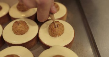 Küçük eklerleri kremayla doldurmak. Profesyonel hamur işlerinde aşçı şırıngası kullanmak..