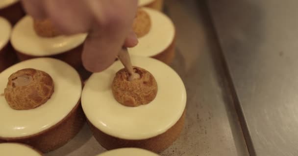 Enchendo Pequenas Eclairs Com Creme Usando Uma Seringa Culinária Tortinhas — Vídeo de Stock