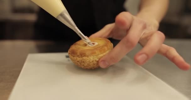 Confeiteiro Enche Eclair Com Creme Usando Uma Seringa Pastelaria Mãos — Vídeo de Stock