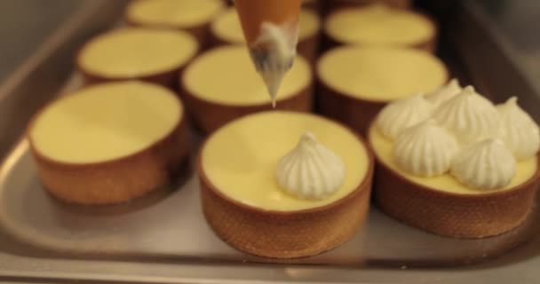 Décorer Les Tartelettes Crème Aide Une Seringue Culinaire Cuisine Confiserie — Video